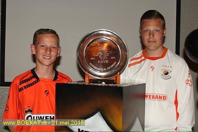 klaasdefluiter's tweet photo. Zo daar staan de gasten met de schaal #kampioenen http://t.co/ZauiCCTosY