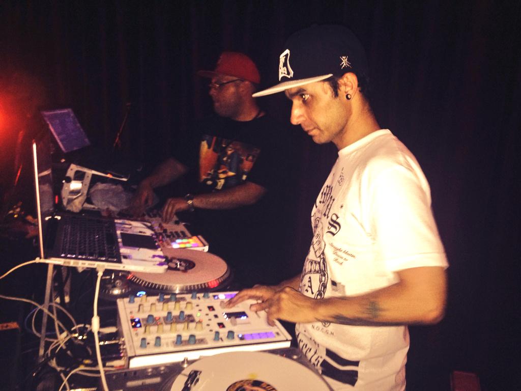 BigHawkSa's tweet photo. @_djtrouble_  And @DJFREEVERSE  Tearing it up #RealShit 1&amp;2s #RealDj http://t.co/lPEB6MJB6m