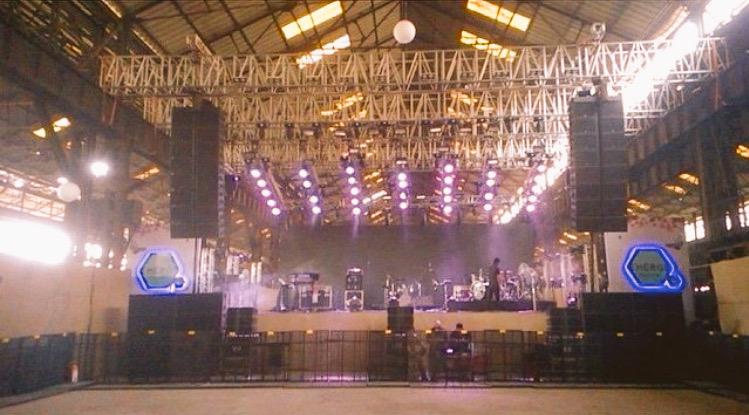 Vh1Supersonic's tweet photo. Richardson & Cruddas is all set to #EmergeWithAltJ tonight! Mumbai, are you ready for the @alt_J madness? πΌπΈπΉπππ» http://t.co/x72eXHvX5Y