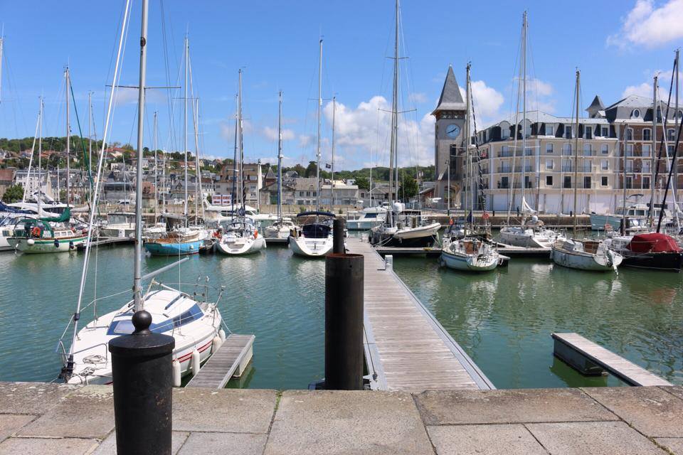 DeauvilleFr's tweet image. Hi from a sunny #Deauville harbour! @Normandy @rdvinfrance @timestravel @Ryanair @ObsMagazine @lonelyplanet