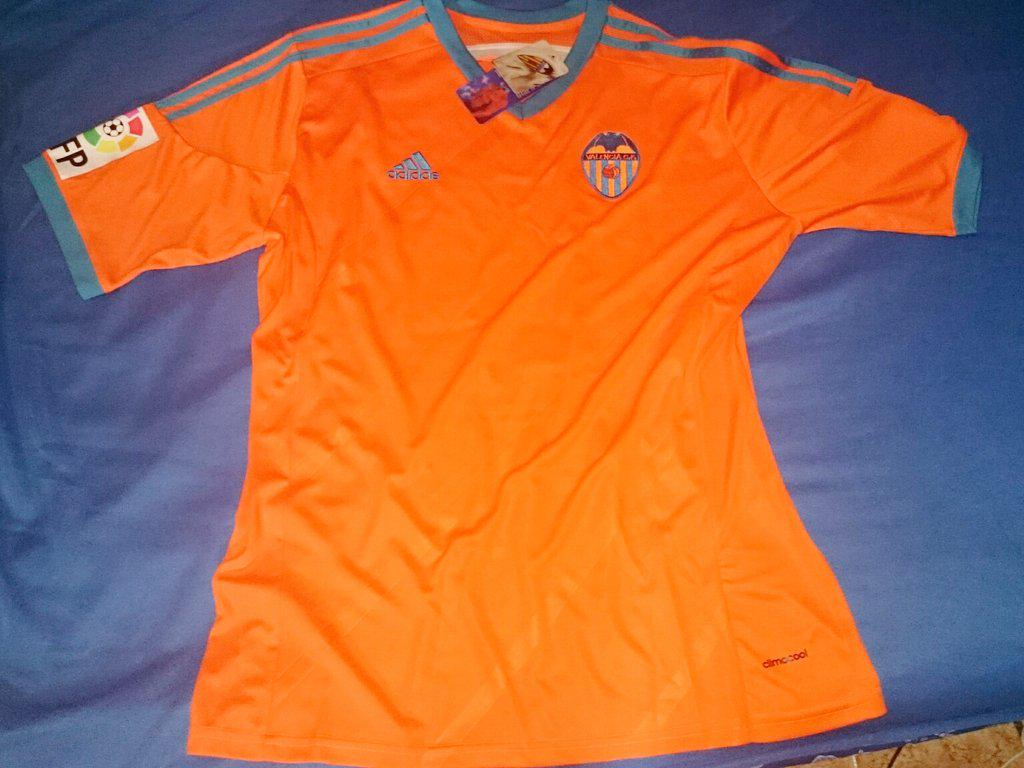 SuperValenciaCF's tweet photo. [SORTEO]: ¿Quieres ganar esta camiseta? 
Para participar síguenos y da RT.

El dia 21 de Junio, anunciare el ganador. http://t.co/dpjMDFdNXo