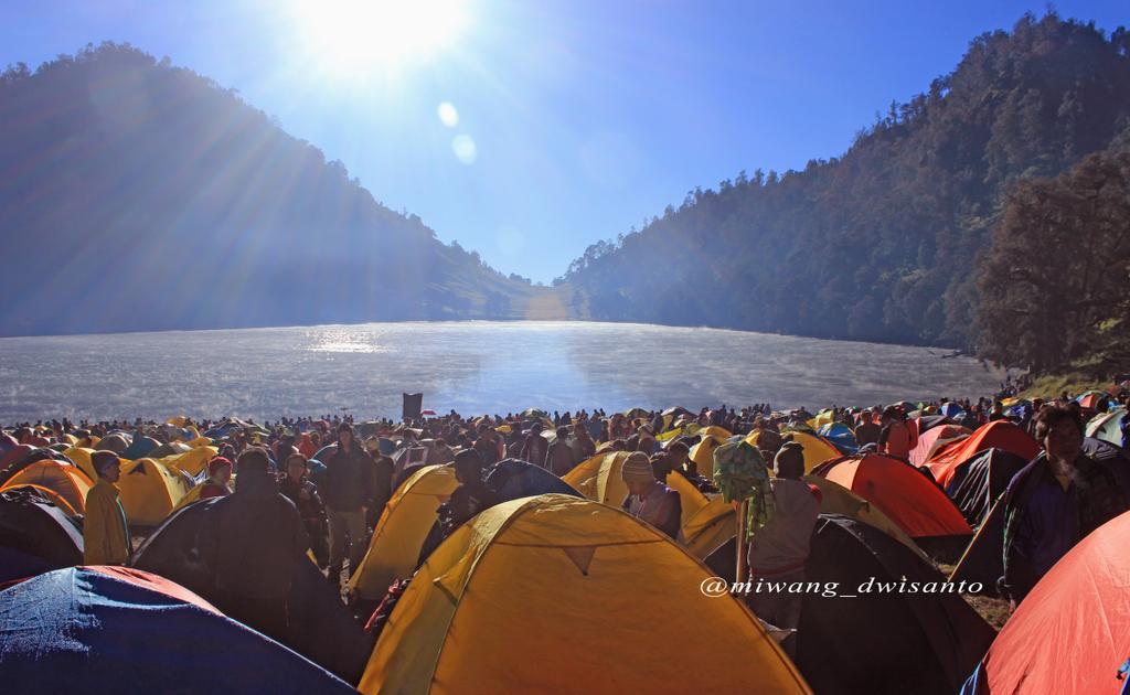 infopendaki's tweet photo. RT @miwang_dwisanto: Ranu Kumbolo minggu kemaren min, udah kaya pasar aja, penuh sesak http://t.co/VNyLrXl4VB