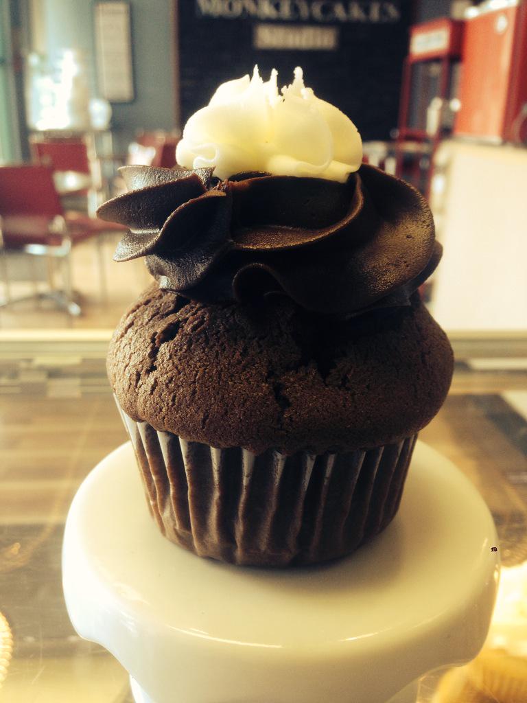 Monkeycakes_CA's tweet photo. Cream filled chocolate w/ganache frosting. #blessedbyunicorns #perfectcupcake http://t.co/7CLNJAKZYM