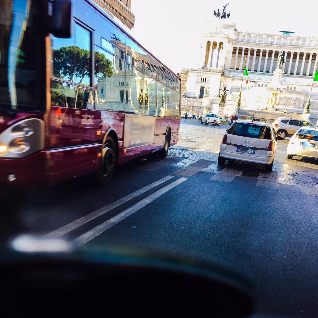 Alnaxx's tweet photo. #toursofrome #toursinitaly #ontheroad #onlyfromthecar #shoreexcursion The Wedding Cake! http://t.co/0zPNpOTFC0