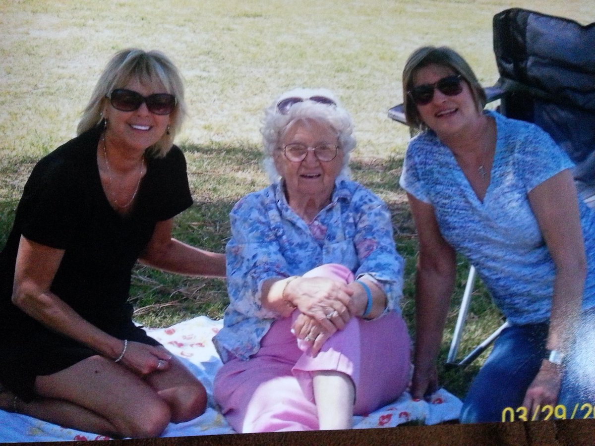 TrishHarner's tweet photo. Hanging out with Aunt Opal and cousin Debbie . http://t.co/vsaegeWKOp