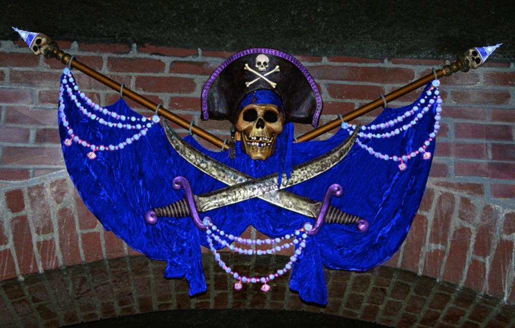 Thanks to me matey <a href="/EyeOfMara/">Mara</a>, I be ready to dazzle me passersby! <a href="/MsMainStFortune/">💋 Esmeralda 💋</a> @DisneylandToday #Disneyand60