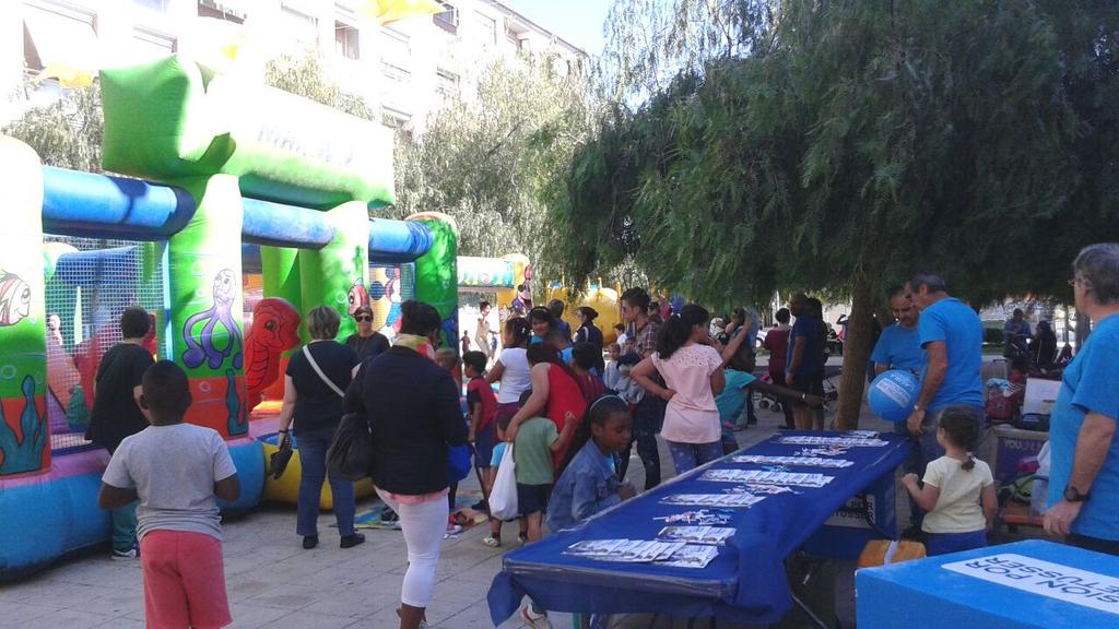 PPBenetusser's tweet photo. Parte del equipo de @PPBenetusser en los hinchables infantiles y carpa informativa de Plaza 25 Abril #LauraAlcaldesa http://t.co/bg64yOn8iF