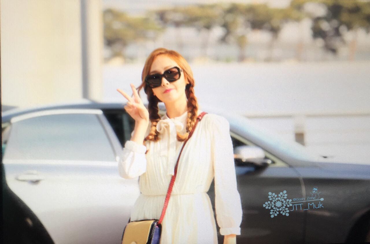 [PIC][22-05-2015]Jessica khởi hành đi Thái Lan để tham dự FanMeeting "JessicaSweetDayinThailand" vào chiều nay CFmO7AXUEAAh86G