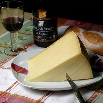 Un peu de bon temps tout simplement, avec l'Auvergne : Fromage cantal, du pain et vin d'auvergne .