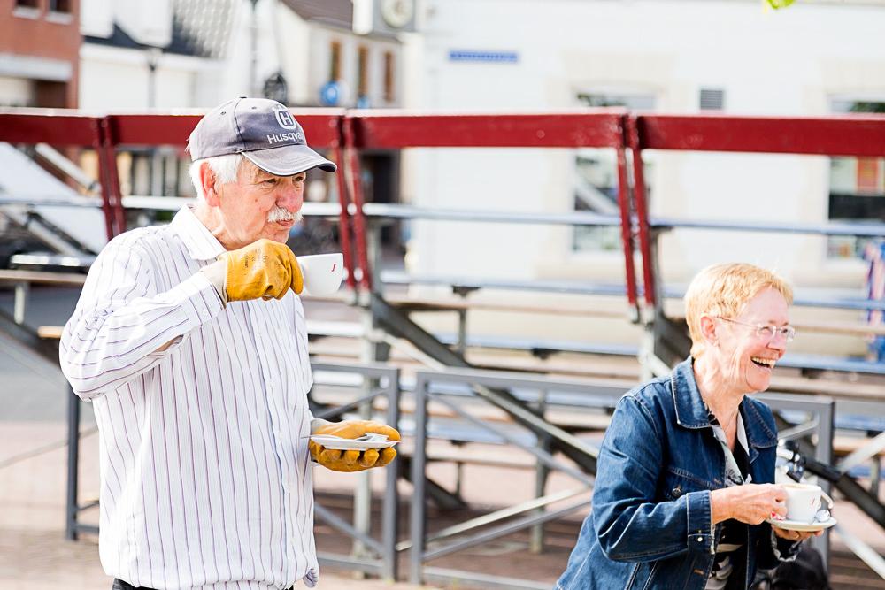 Vrijwilligers van Atletiek Leudal druk in de weer met de feesttent. Uiteraard met een lekker kopje koffie erbij.