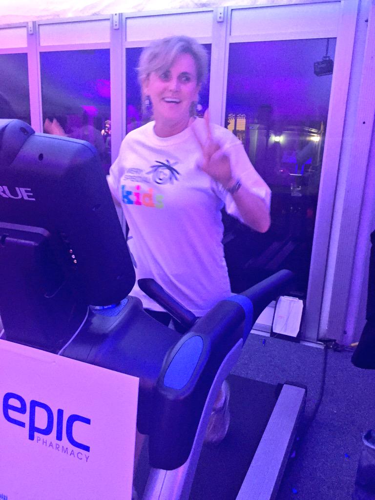 stuartgiles01's tweet photo. THE reason @epic_pharmacy are on the #vsktreadmill #epicinspiration as Lisa Evans gives it #V4VSK http://t.co/yLxWy1GfXQ