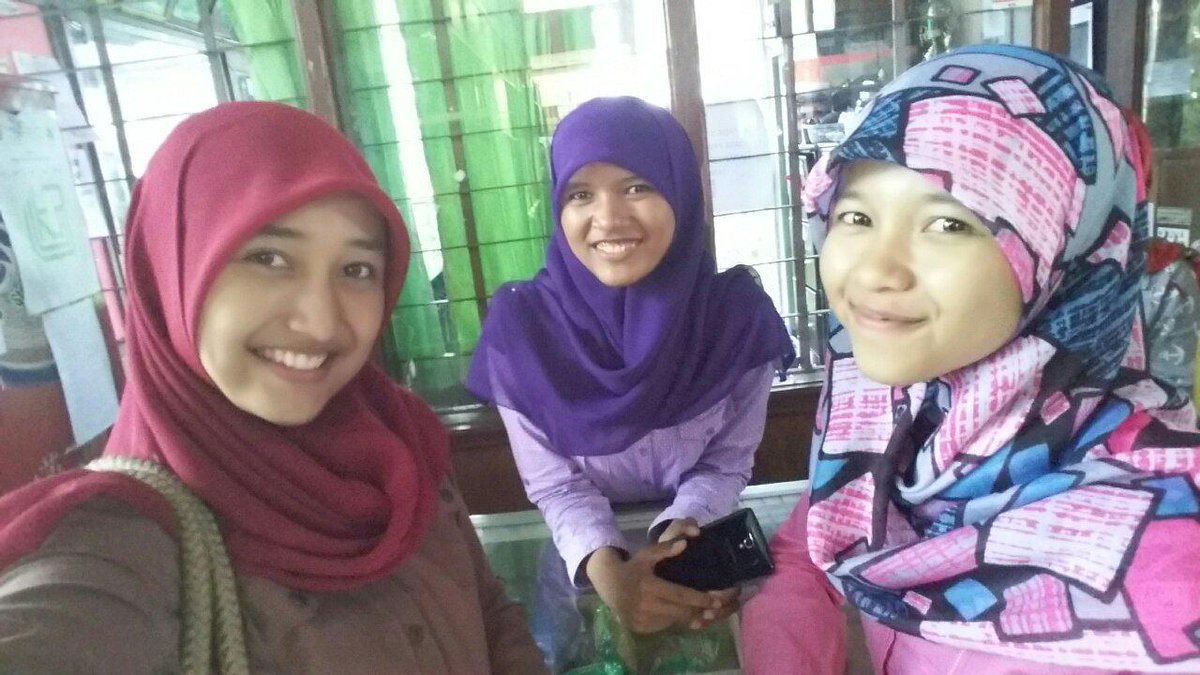 PutiiRantii's tweet photo. With kakak staff PKM unand 
#ORTASIKOPMAUNAND http://t.co/4PYyFA2CGN