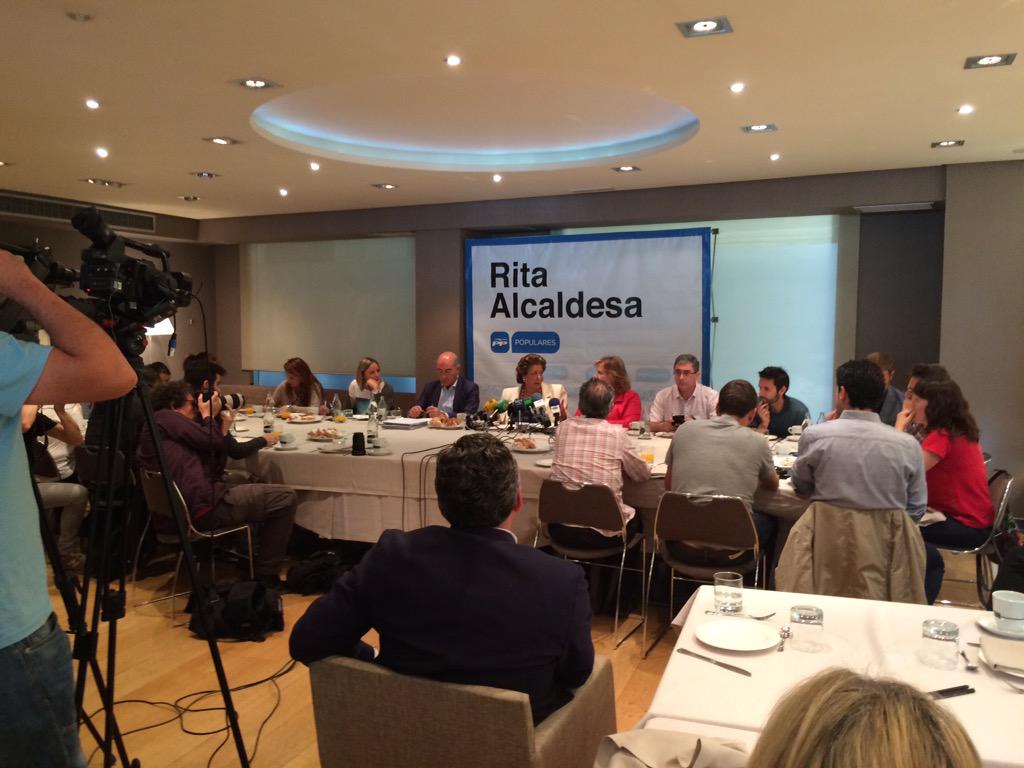 CarlosMundina's tweet photo. .@RitaAlcaldesa,desayuna con los medios d comunicación y hace balance d la campaña,más d 40 actos a pies d calle. http://t.co/VnWZZwOIyk