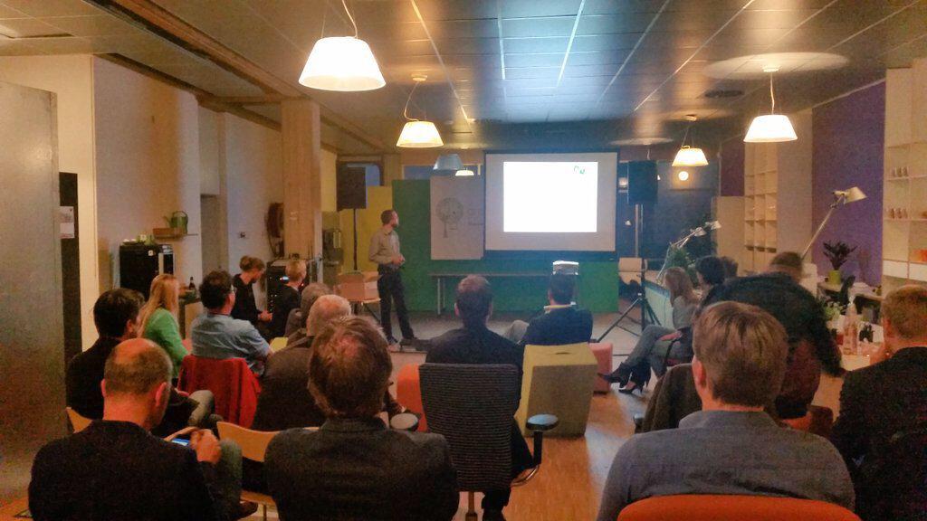 Ondernemers <a href="/MaakhetmeeCafe/">Maak het mee! Café</a> zien kansen voor het door Bas Krins van API uit #Emmen gepresenteerde biobased lint.