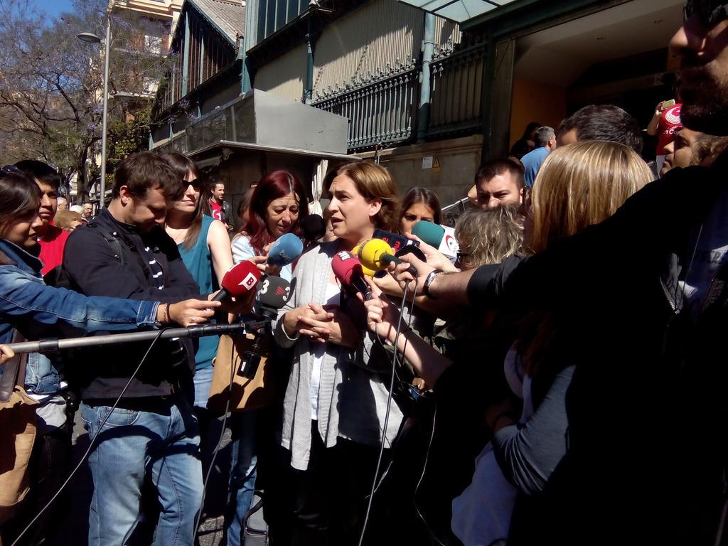bcnencomu's tweet photo. .@AdaColau "Avui últim dia de campanya estarem a cada barri a peu de carrer, acabant d'explicant el projecte" #Ada24M http://t.co/W9FhlDEbDl