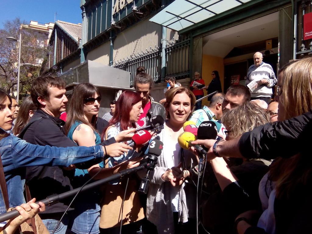 bcnencomu's tweet photo. .@AdaColau "Als indecisos els hi diria que si volen un canvi som l'única alternativa i cal el seu vot" #Ada24M #24M http://t.co/HBRk9gzdgN