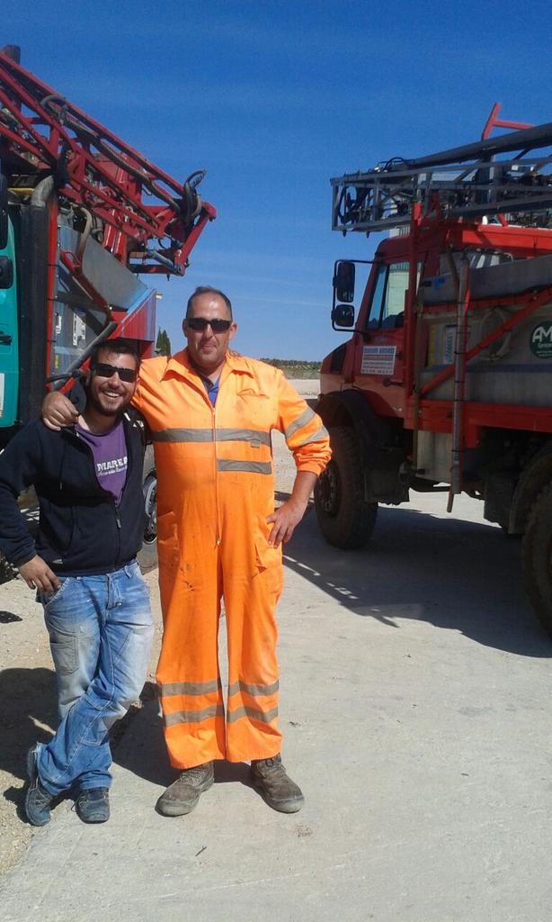 daaavid967's tweet photo. Tratando secuelas del granizo a la adormidera  finca casa del pozo Albacete valdeganga http://t.co/uuqFs8zT7C