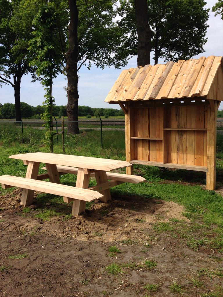 Eerste parkbank en bijenhotel geplaatst bij Maashorstboer in Zeeland ‘t Oventje voor Bijen-ommetje