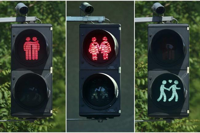 coches's tweet photo. Los semáforos gays de Viena ya lucen en las calles con motivo de Eurovisión http://t.co/Zo27aJ3V9s http://t.co/1ye0xWvMZj