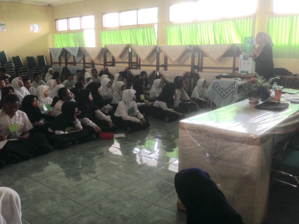 Sedang dilaksanakan acara METEOR (Moment To Build Our Character Better) di SMPN 3 Depok!:D