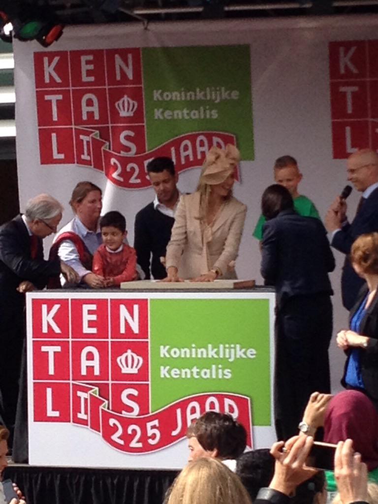 De officiële opening, Hare Majesteit zet haar handen in de klei voor een prachtig kunstwerk!