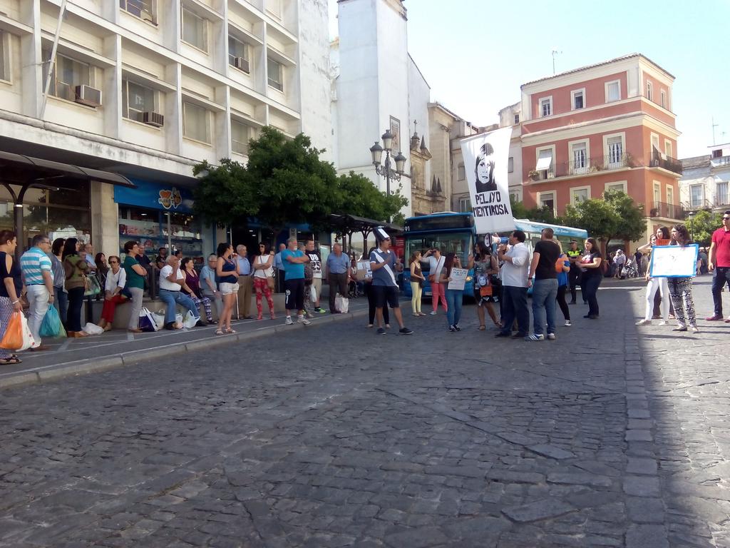 iujerez's tweet photo. Apoyando a @empleojoven2014 , reclamando lo que es suyo. #Siempreenlucha http://t.co/5sHcjkupii