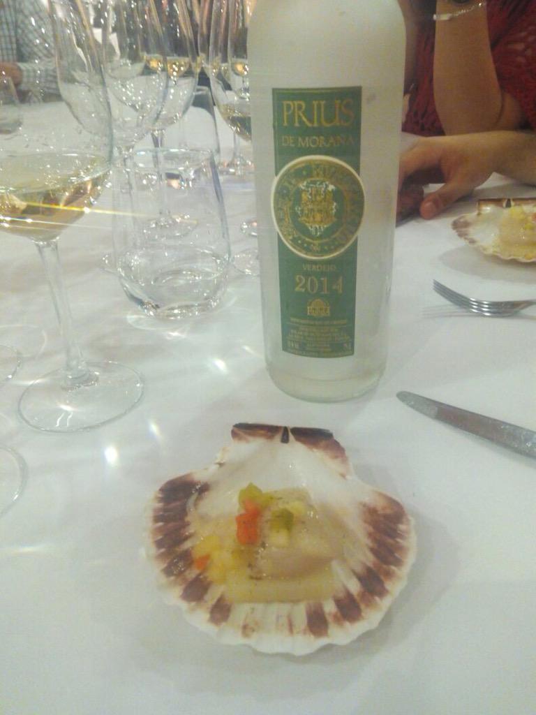 VinoPrius's tweet photo. Nuestro verdejo maridado con Vieira y patata! Fue la siguiente degustación de la noche de ayer http://t.co/D8XOxS26ex