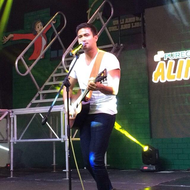 Edenh_04's tweet photo. SYSTEMA endorser @samuelmilby serenading Aling Puring Members at Aling Puring convention #SystemaPH http://t.co/6dMABJP1nk