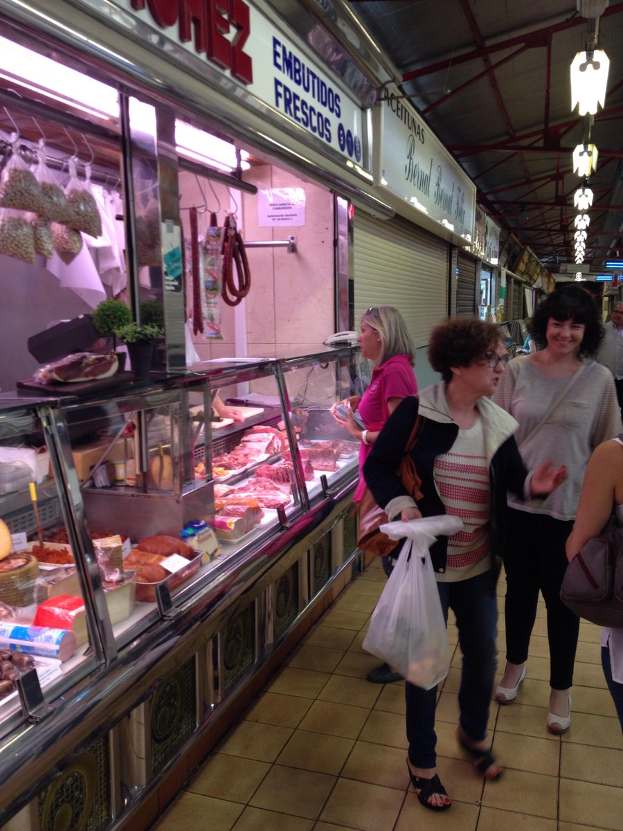 UPYDElche's tweet photo. Dando apoyo a los placeros que quedan en el mercado. @Marysol_Coves y @juliolleonart @UPyDelche #HECHOS #LIBRES http://t.co/4ZWPNmDHvh