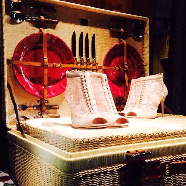 dolcegabbana's tweet photo. It's pic-nic time on Dolce&amp;Gabbana accessories boutique window at Via della Spiga 2, Milan. #DGCerimonia #dgwomen http://t.co/NE6x3ek98w