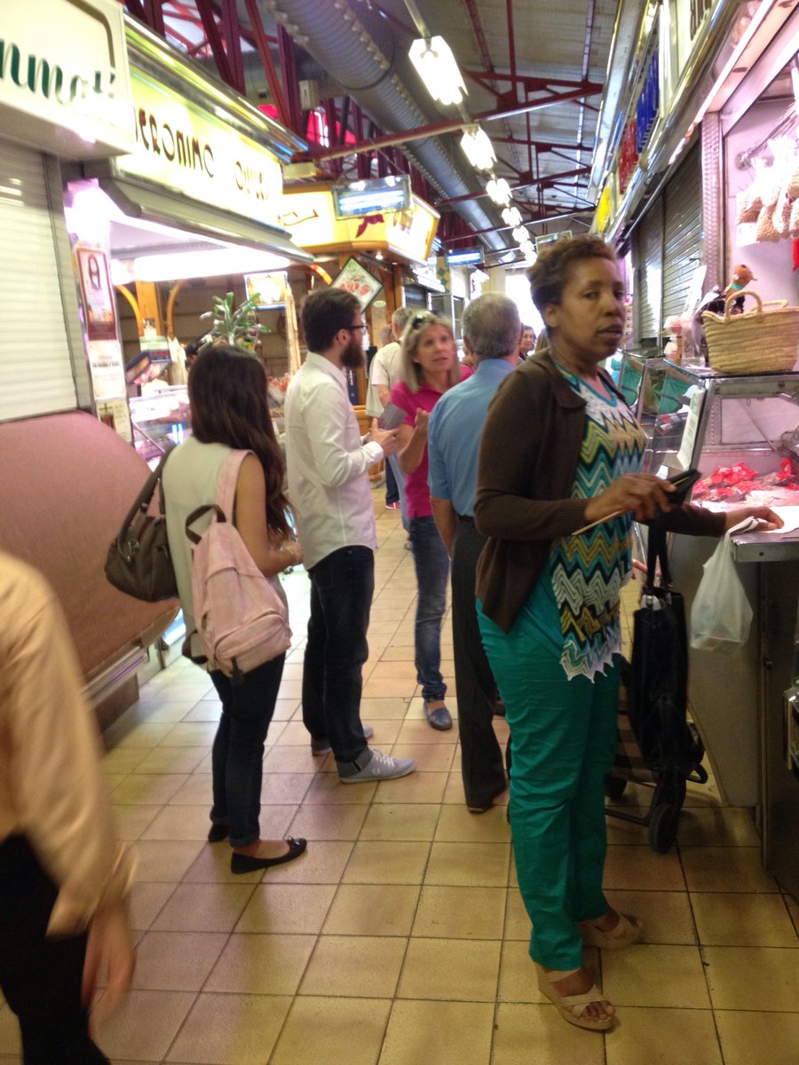 UPYDElche's tweet photo. Magnífica acogida en el mercado central. @juliolleonart @Marysol_Coves #LIBRES http://t.co/PczNl55lAD