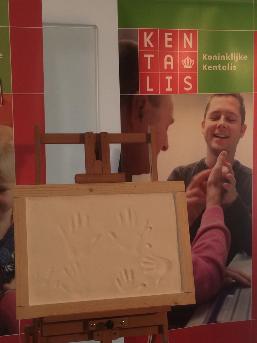 Koningin Máxima opent Zorg Onderwijs Centrum <a href="/Kentalis/">Koninklijke Kentalis</a> voor doven en slechthorenden met haar handafdrukken