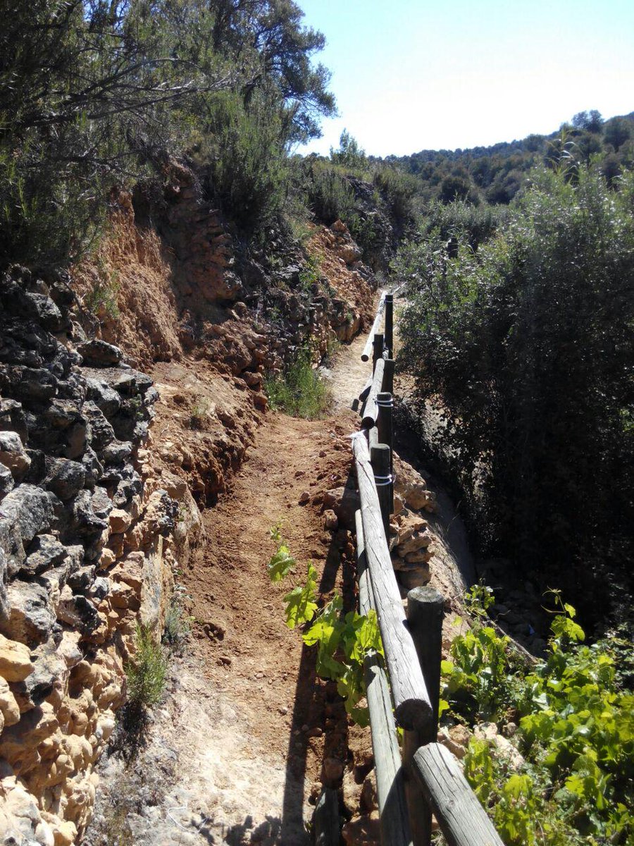 VisitBajoAragon's tweet photo. Manteniendo los senderos del Bajo Aragon tras las últimas lluvias #VisitBajoAragon #BarrancFondo http://t.co/OwNxstgaQQ