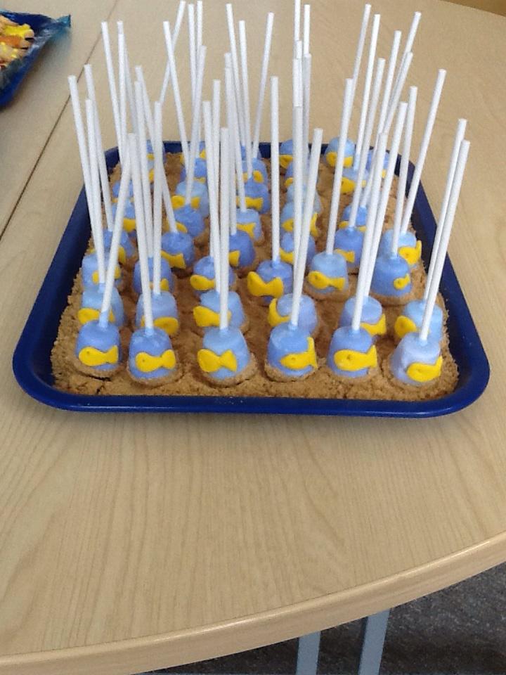 FordleyRWN's tweet photo. Reception cake pops ready for the  fair, yum! 25p bring your change http://t.co/VbEuCoP23V