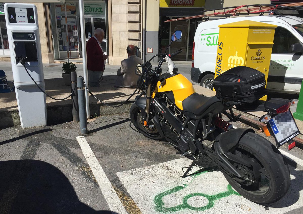 circutor's tweet photo. Impresionante moto eléctrica #BRAMMO Empulse R en punto recarga @CIRCUTOR @BrammoSays @ebicimoto3e #LERSA #Ripoll http://t.co/bZ2k1qcOHx