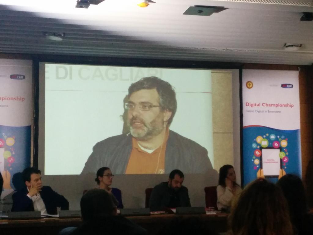DigitalChampITA's tweet photo. Tecnologie biologiche alla portata di tutti: il #BioHackLab di @LeonardoZaccone di @RomaMakers #digitalchampions http://t.co/QTWAmnRx3g