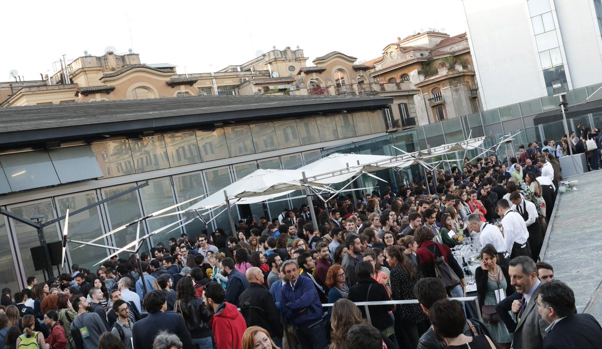 nzingaretti's tweet photo. La bella festa di #TornoSubito: 1000 giovani potranno fare esperienza di studio o lavoro all'estero e tornare a casa http://t.co/vOkdUEXxku