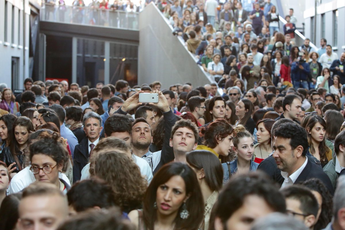 nzingaretti's tweet photo. La bella festa di #TornoSubito: 1000 giovani potranno fare esperienza di studio o lavoro all'estero e tornare a casa http://t.co/vOkdUEXxku