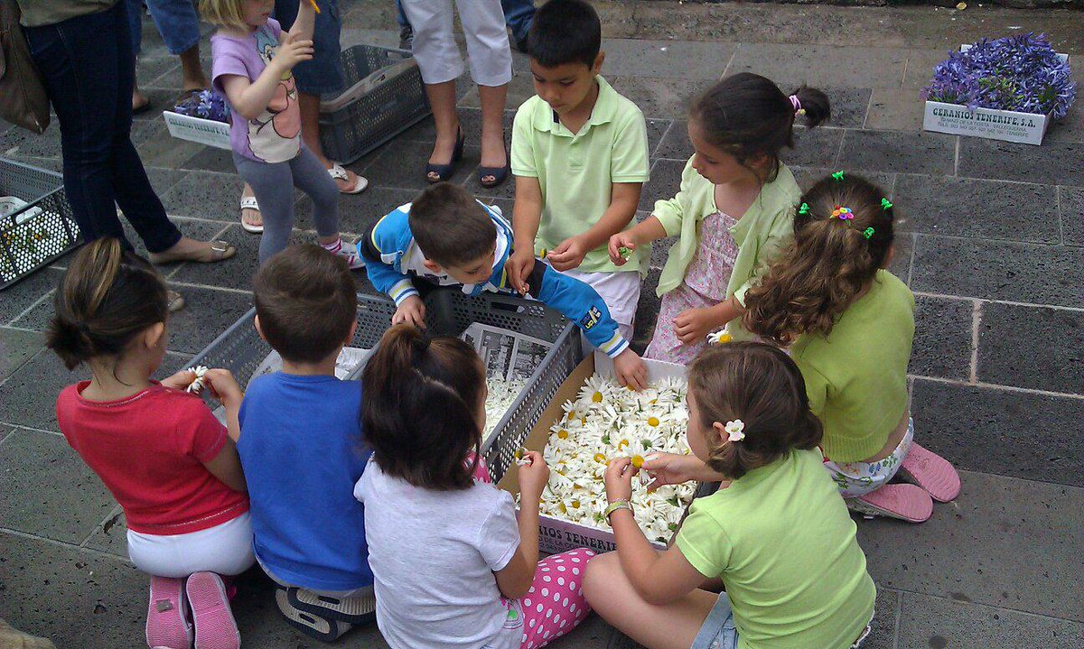 LaOrotava's tweet photo. Día del Niño Alfombrista. No te lo pierdas. Este sábado 23 de 10:00 a 14:00 en el entorno de @sra_concepcion http://t.co/QlIaRsVFKQ