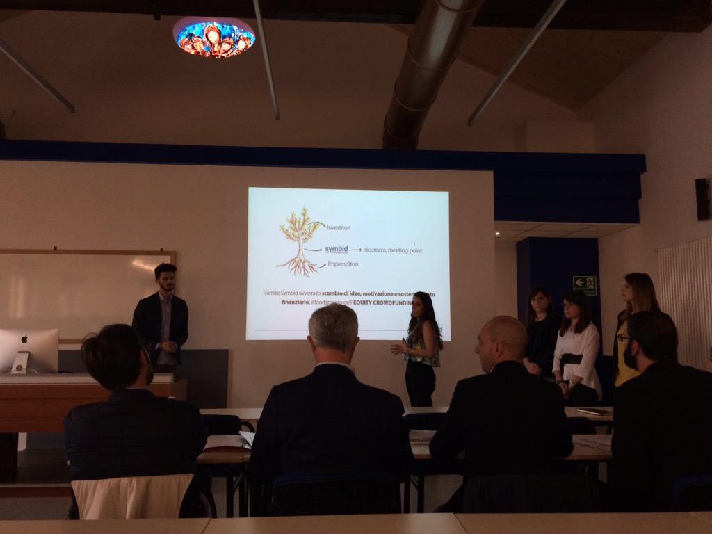 fabio_fasoli's tweet photo. Last but not the least! Ultimo gruppo in campo!! @matteoceddia90 @ValeD_C @GiuliaTaba @marcella_b92 @raky_8 @IUS_VE http://t.co/K0hcdhhP8H
