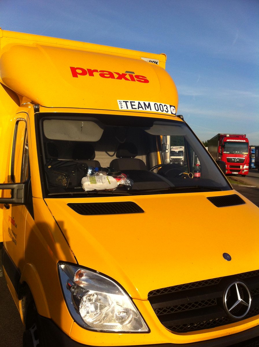 Run4care's tweet photo. Superblij met de sponsoring van onze bus door @praxis Ede/Apeldoorn. He tweede jaar alweer @Stg_Roparun #Roparun2015 http://t.co/RBTTHDPNsc