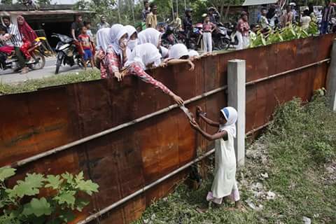 This is Indonesia, this is ukhuwah islamiyah.
Nb:anak" sekolah diaceh memberikn bantuan kepada seorang anak rohingya.