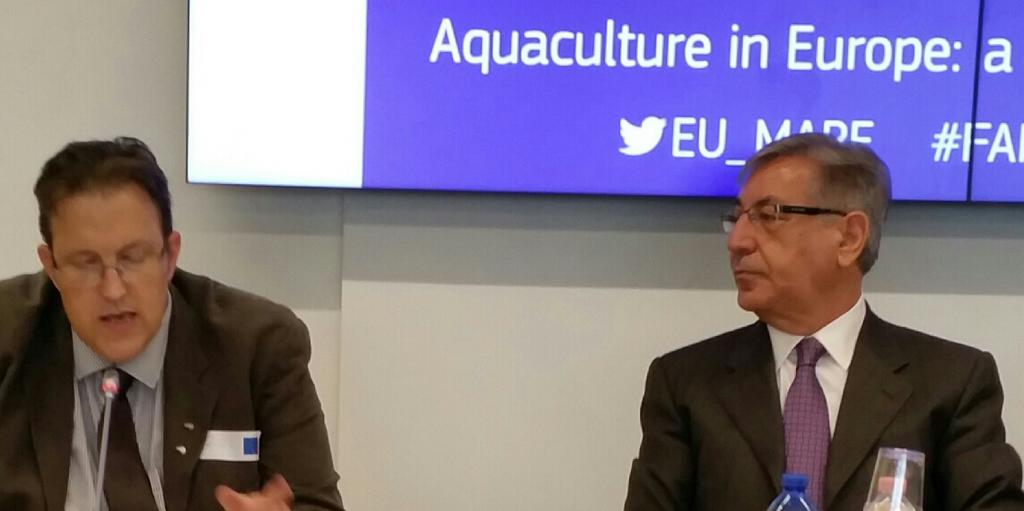 TheRichieFlynn's tweet photo. @EU_MARE Commissioner Vella listens to @TheRichieFlynn on challenges for shellfish farmers @Expo2015Milano @IFAmedia http://t.co/S8ALwHHrIa