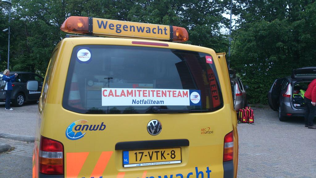 prinskevin1985's tweet photo. @Wegenwacht @ANWB @Stg_Roparun @ACT_RoParun eerste bus is er klaar voor #hamburg http://t.co/IdzmFqaTSB