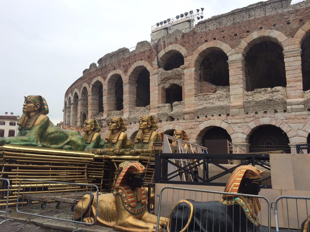 Ricatod's tweet photo. @niccolofabi @daniesilvestri @MaxGazze: sicuri che ci sarà un concerto stasera??? http://t.co/eSFwBatGPU