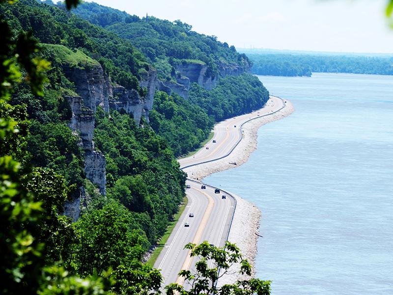 VisitAlton's tweet image. I believe we have the best stretch of the Great River Road! #ExploreGreatRivers usatoday.com/story/travel/d…
