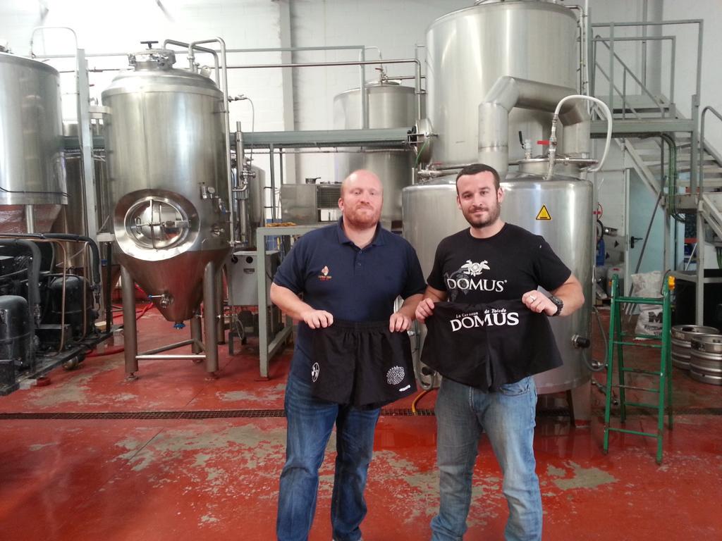 crtoledo1's tweet photo. Este verano nuestros amigos de @Cervezadomus trabajaran elegantisimos y fresquitos con los pantalones del @crtoledo1 http://t.co/okUfTgEzVg