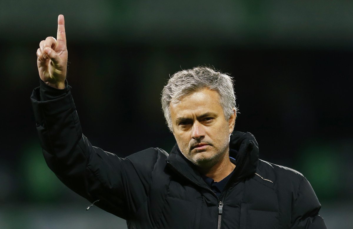 marca's tweet photo. Mourinho: "Xavi habría merecido el Balón de Oro" http://t.co/KYXnP1zSm4 http://t.co/50UjRo6RKi