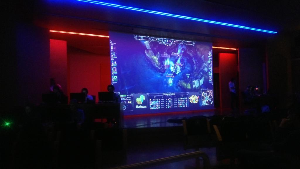 Oscarendi's tweet photo. Viendo la #FinalPL de #PrimaveraLolera con @OmarGilibitches @PuroBheroneZ @Bukakecasaendi @primerdiadefrio http://t.co/Zext9XxoyQ