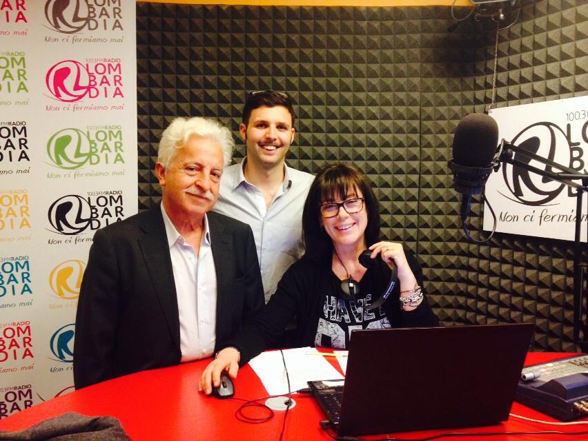 radiolombardia's tweet photo. Siamo in onda! Con @Costa84Laura @indovinos @PdMilano @GioDeNicola @FratellidItaIia http://t.co/peNfkd8JMx
